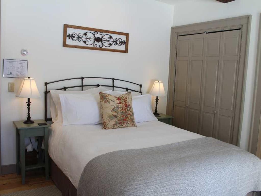 Bark Eater Inn Keene Room photo