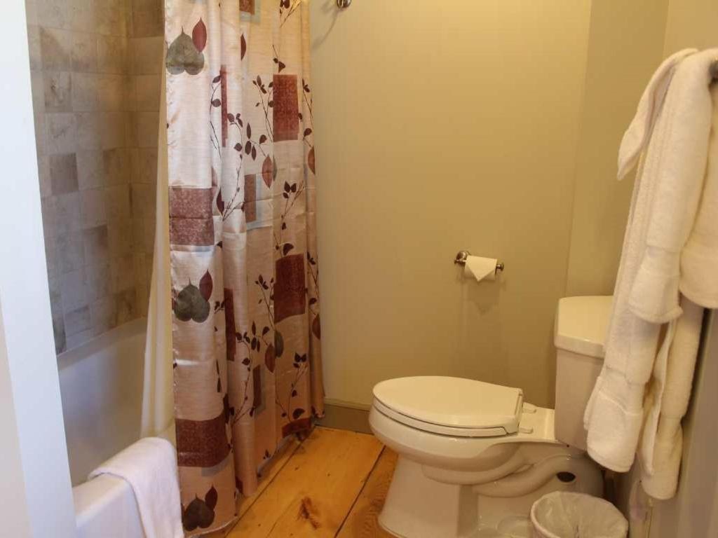 Bark Eater Inn Keene Room photo