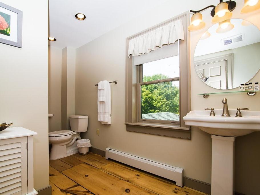 Bark Eater Inn Keene Room photo