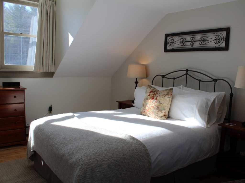 Bark Eater Inn Keene Room photo