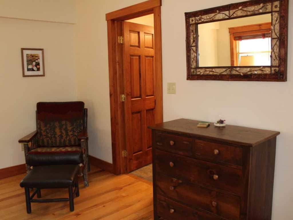 Bark Eater Inn Keene Room photo
