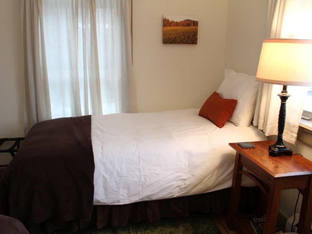 Bark Eater Inn Keene Room photo